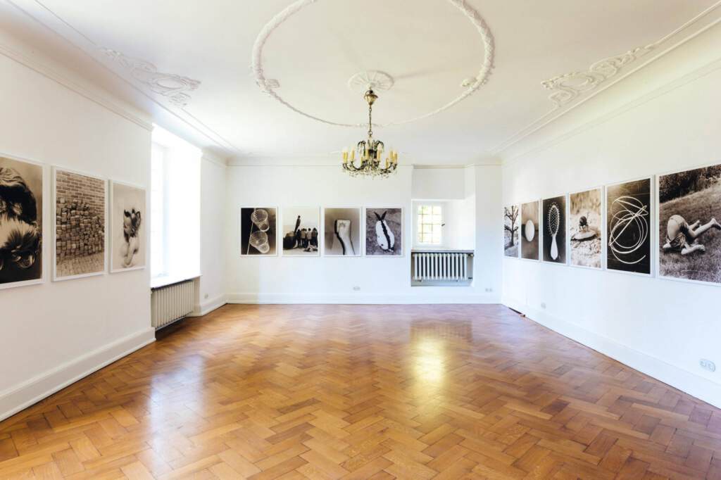 Installationsansichten zur Ausstellung der Fotografien von Paul Kooiker in Bonn